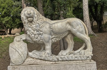Fototapeta na wymiar Rze¼ba lwa wzgórzu nad Piazza del Popolo w Rzymie