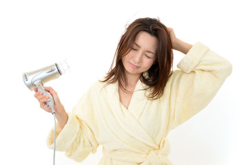 ヘアセットに悩む女性 © sunabesyou