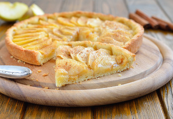 Tart with apples and cinnamon
