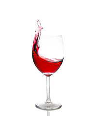 Rotwein schwappt aus Weinglas