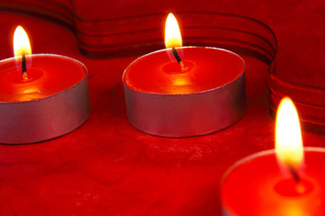 Kerzenschmuck in rot