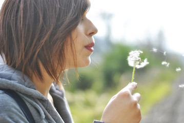 Ragazza con soffione © Riccardo Caldirola
