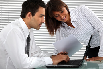 Obraz premium Office couple with a laptop