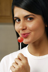 Joven mujer comiendo un chupete.chupeta, caramelo.