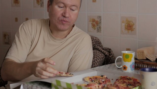 man eats pizza