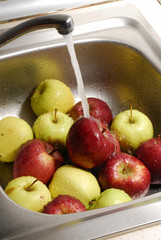 Lavando manzanas con agua,grupo de manzanas.