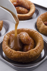 Yorkshire Pudding mit Würstchen und Soße