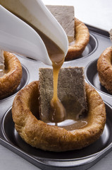 Yorkshire-Pudding mit Roastbeef und Sauce