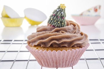 Cupcake mit Schokoladen Buttercreme und Weihnachtsbaum