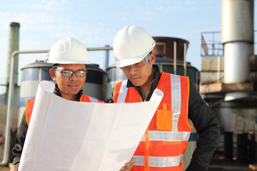two engineer oil industry discussing a new project