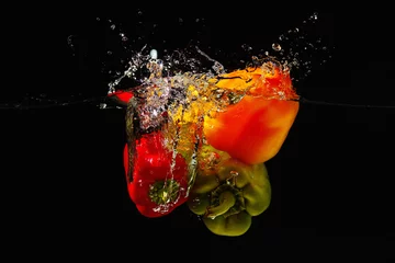 Crédence de cuisine en verre imprimé Éclaboussures deau Poivron rouge, vert et jaune frais tombant dans l& 39 eau