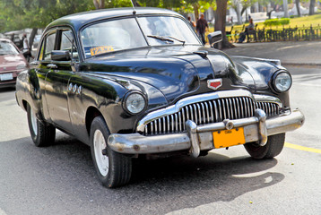 Plakat Klasyczny amerykański samochód w Hawanie.
