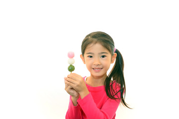 団子を持ち微笑む女の子