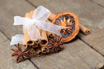 Gewürze auf Holzhintergrund mit Band