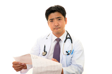 真剣な表情の医師