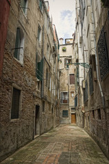 Fototapeta na wymiar Wąska uliczka w Wenecja, Włochy