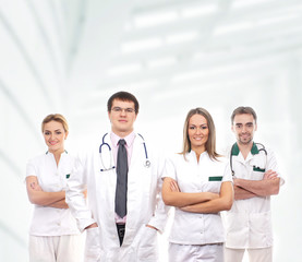 Fototapeta premium Zespół młodych pracowników medycznych stojących w białych ubraniach