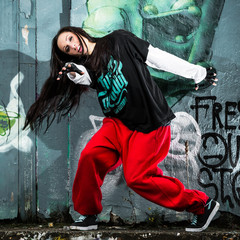 Hip Hop Tänzerin vor Grafiti Wand
