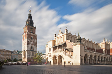 Het centrale plein van Krakau met de toren en de Sukiennice