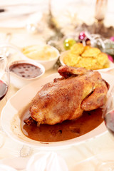 Weihnachtsbraten auf festlicher Tafel