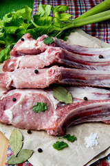 Сырое мясо на кости