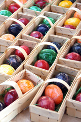 osterk&ouml;rbchen mit bunten eiern