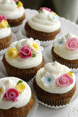 Cupcakes decorated with fondant flowers