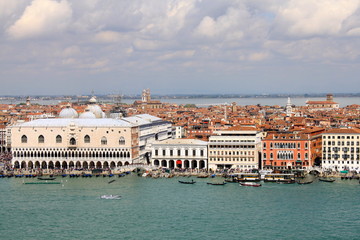 Obraz premium Le Palais des Doges et le quai de l'Arsenal à Venise - Italie