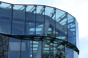 Budynek współczesny szklany, przeźroczysty.
