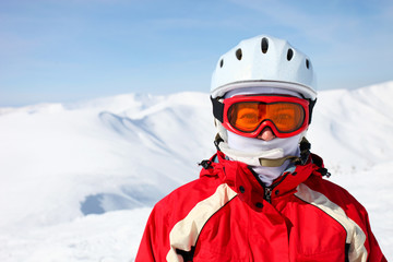Fototapeta na wymiar Portret kobiet narciarz stojący na stok narciarski