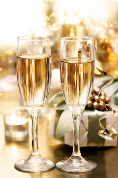 Shining Champagne Glasses (celebration)