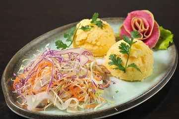 Mashed potatoes with cabbage salad