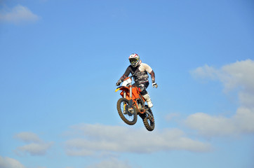 Fototapeta na wymiar Motocross rider w powietrzu, jedną ręką
