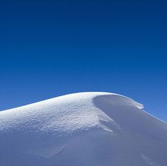 Schneewehe vor Blauem Himmel