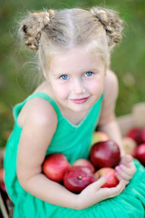 Fototapeta na wymiar portrait of little girl outdoors in summer