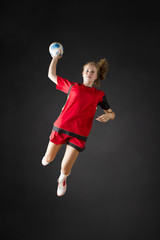 portrait einer jungen schönen blonden handballerin