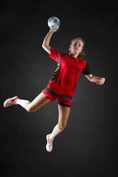 portrait einer jungen sch&ouml;nen blonden handballerin