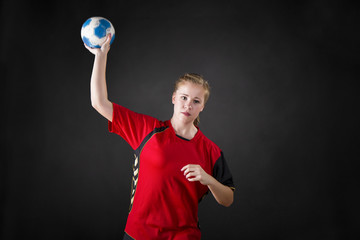 portrait einer jungen schönen blonden handballerin