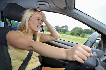 Fototapeta na wymiar Młoda kobieta skarży się podczas jazdy