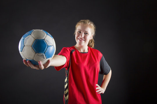 portrait einer jungen sch&ouml;nen blonden handballerin