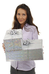 Hübsche Frau im Bürooutfit trägt zwei silberne Geschenke