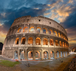 Fototapeta na wymiar Wspaniały widok Koloseum w całej magnificience - Jesień su