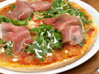 Pizza mit Schinken und Rucola