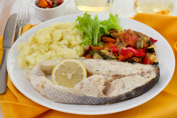 fish with lemon, vegetables and mashed potato