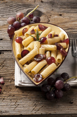 rigatoni pancetta e uvetta nera