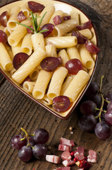 rigatoni con pancetta e uvetta nera
