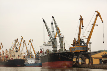 Fototapeta na wymiar Port lub handlowego portu z ładunku statku i żurawie