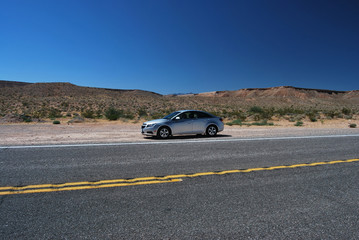 Fototapeta na wymiar Samochodów na poboczu drogi na pustyni w Nevadzie