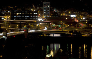 Fototapeta na wymiar Traffic at night over the Willamette River in Portland, Oregon