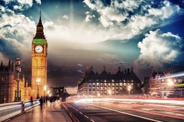 Fototapeta na wymiar Piękne kolory Big Ben z Westminster Bridge o zachodzie słońca -